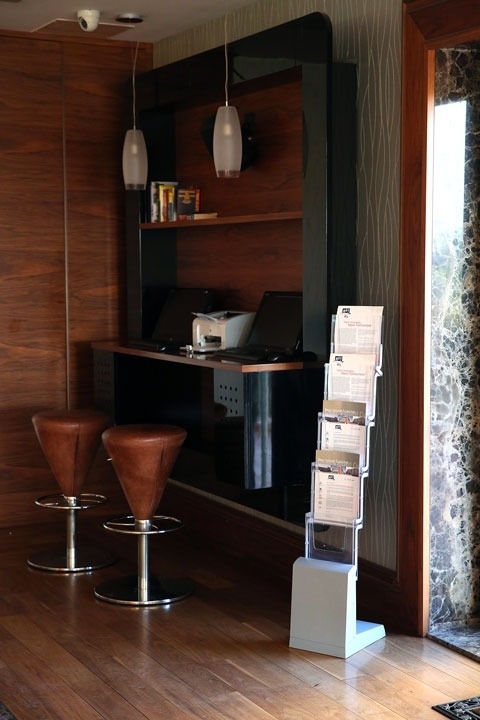 A4%20Portatif%20Zig%20Zag%20Katlanabilir%205%20Katlı%20Akordiyon%20Alüminyum%20Broşürlük,