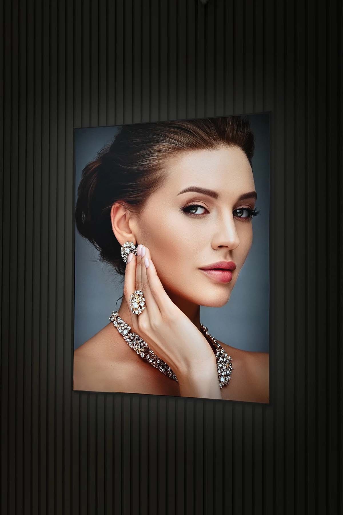 Çift%20Taraflı%20Kumaş%20Baskılı%20Lightbox%20–%20100%20mm%20Alüminyum%20Kasa%20(İç%20Mekan)