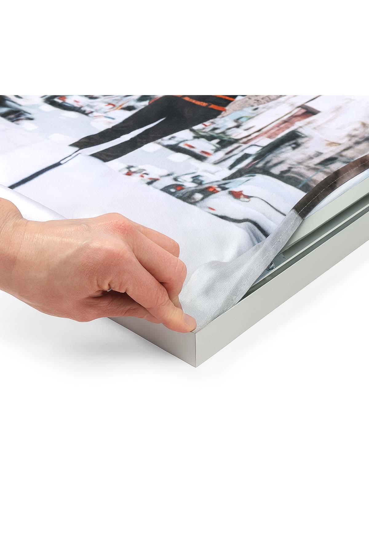 Çift%20Taraflı%20Kumaş%20Baskılı%20Lightbox%20–%20100%20mm%20Alüminyum%20Kasa%20(İç%20Mekan)